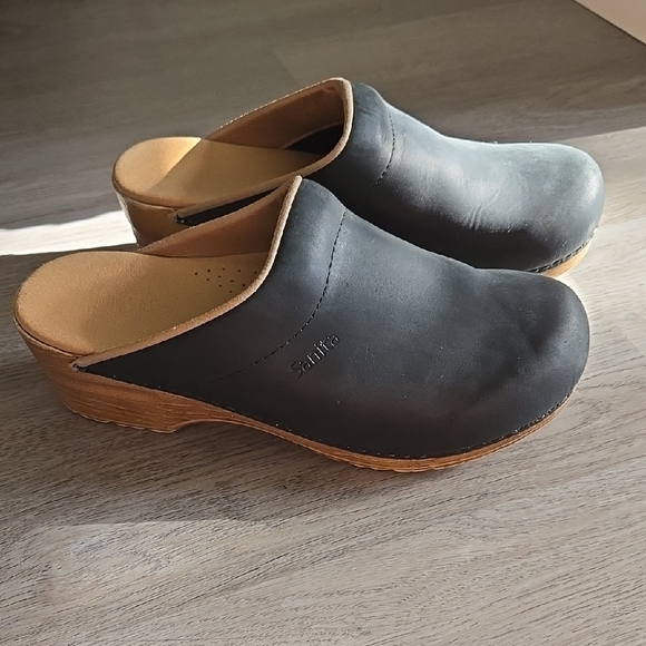 Sanita Women's Black and Tan Mules - Picture 7 of 15